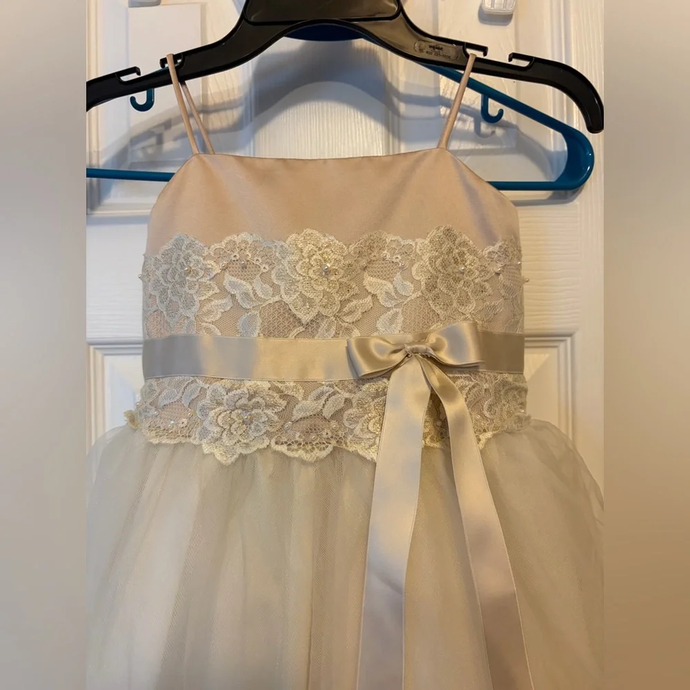 David's Bridal Girls👧🏻Ivory/Champagne Color Dress👗w Satin Waist Bow🎀Sz 3 - Picture 5 of 8